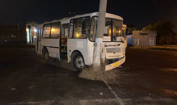 В Новомосковске водитель автобуса "не заметил столб"
