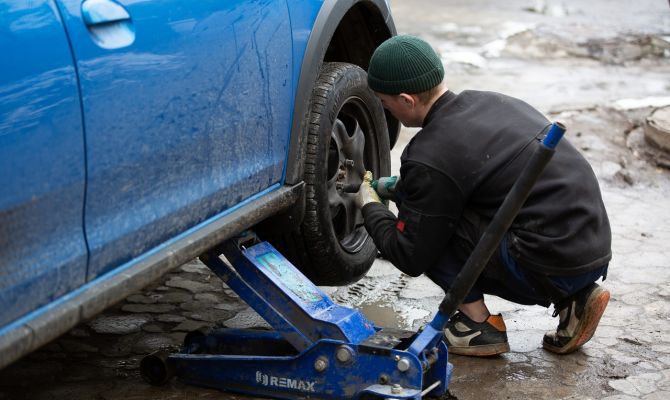 Первый снег: обстановка на станциях шиномонтажа и на дорогах Тульской области