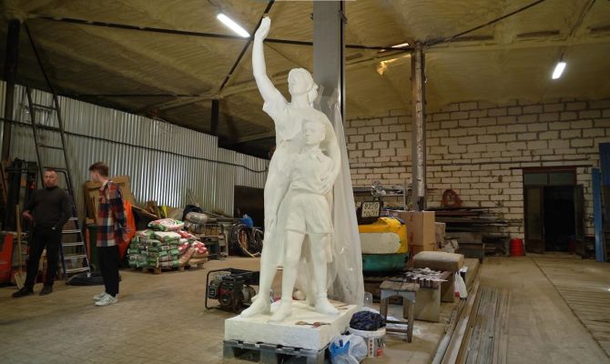 В Туле реставрируют скульптуру "Встречающие": почему еще недавно ее пытались уничтожить