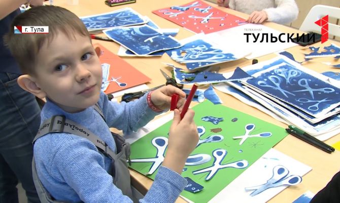 Рисовать "солнечными отпечатками" учили тульских малышей в кластере "Октава"