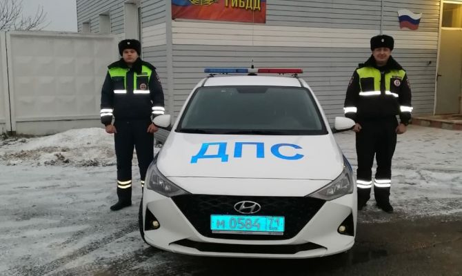 Тульские инспекторы ГИБДД помогли иногородней семье со сломанной машиной