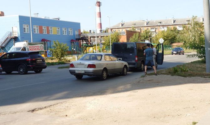 На улице Сойфера в Туле столкнулись 2 автомобиля 