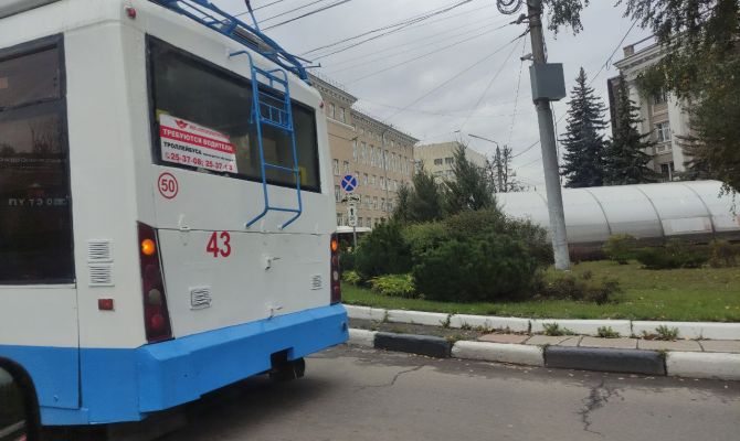 На перекрестке проспекта Ленина и Станиславского в Туле собрались пробки из-за троллейбуса