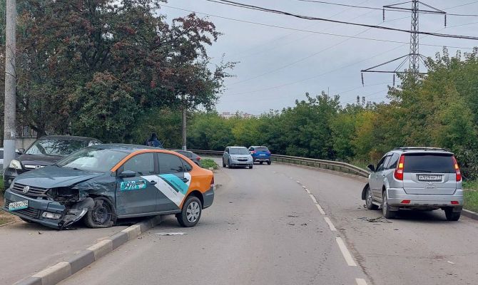 На улице Бондаренко в Туле в ДТП попала машина каршеринга