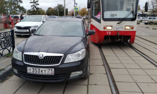 Припаркованная машина задержала движение трамваев на улице Коминтерна в Туле