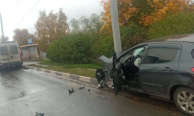 На Щекинском шоссе в Туле Peugeot врезался в столб после столкновения с попуткой