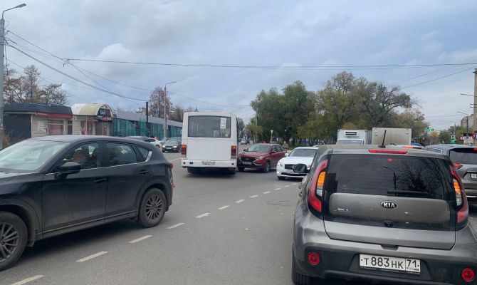 В Туле на улице Оборонной столкнулись автобус и две легковушки