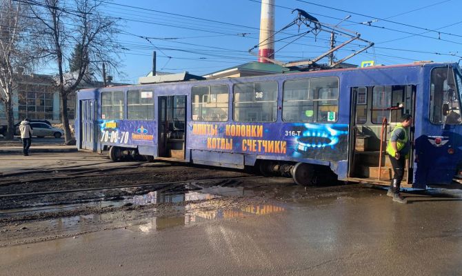 В Туле трамвай заблокировал движение по улице Марата