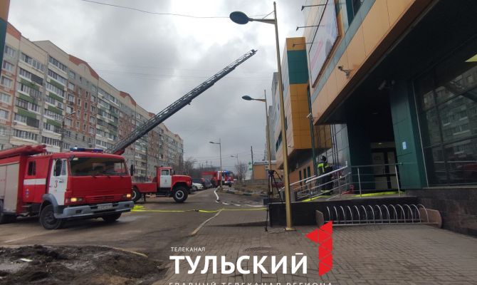 Торговый центр "РИО" в Туле окружили 6 пожарных машин