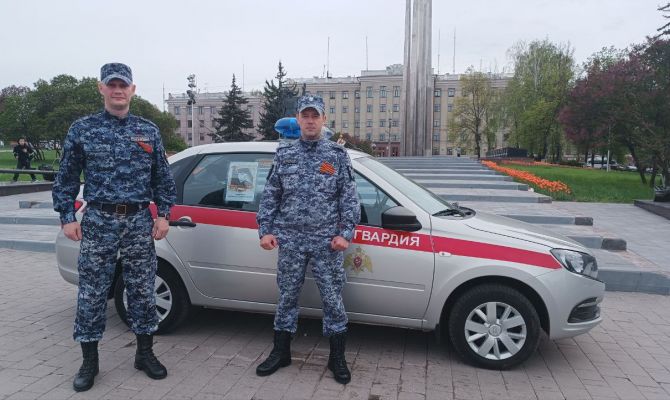 Тульские росгвардейцы размещают на машинах портреты Героев Великой Отечественной войны