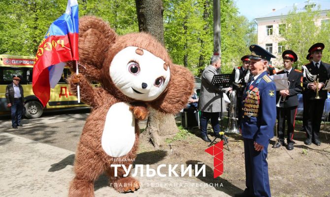 Оркестр, Чебурашка и марш под окнами: в Туле поздравили 99-летнего ветерана Николая Кульпова