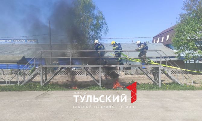 50 кг за спиной и кромешная темнота: в Тульской области выбирают лучших пожарных