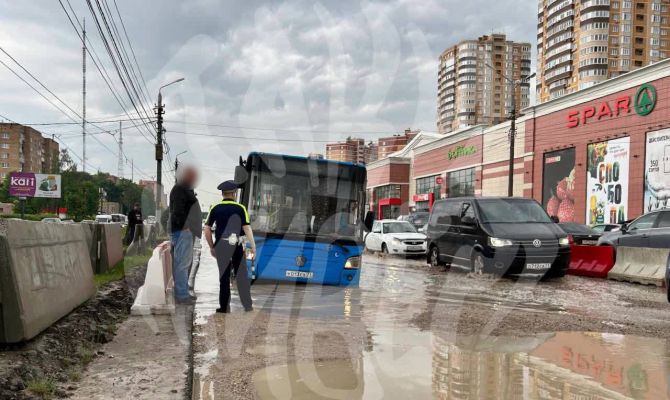 На проспекте Ленина в Туле автобус провалился в яму