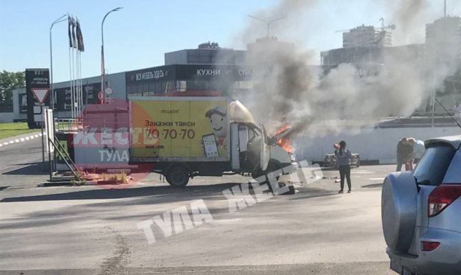 У гипермаркета "Линия" в Туле загорелась "Газель"