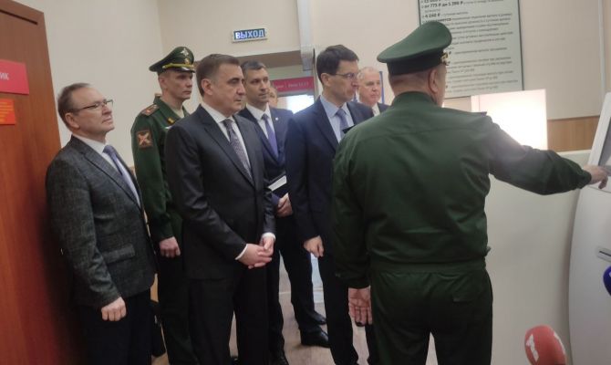 Алексей Дюмин и Полпред Президента в ЦФО Игорь Щеголев пообщались с добровольцами в пункте отбора