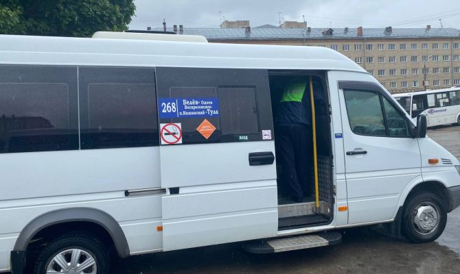 Ространснадзор рассказал, сколько человек могут ехать стоя в маршрутке