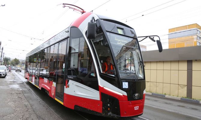 Как "Львята" выглядят изнутри: взгляд на работу водителей новых трамваев