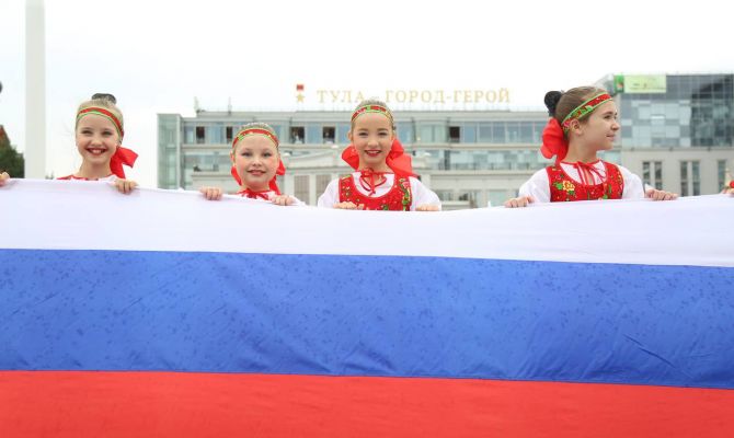 Туляки затянули центральную площадь 42-метровым флагом России