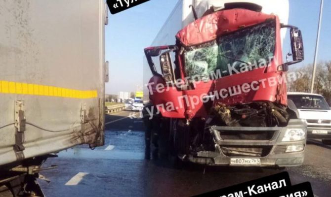 На трассе М4 произошло ДТП с грузовиком