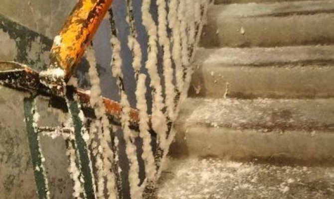 В Туле директора УК "Темп" оштрафовали за затопленный подвал и обледеневший подъезд