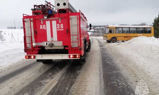 Тульские пожарные спасли из снежного плена школьный автобус