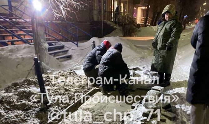 На улице Металлургов в Туле плитку начали перекладывать в метель