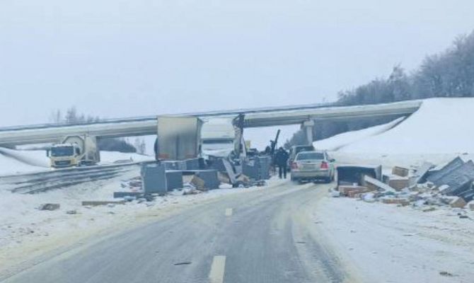 На трассе М-4 "Дон" под Богородицком столкнулись 3 грузовика