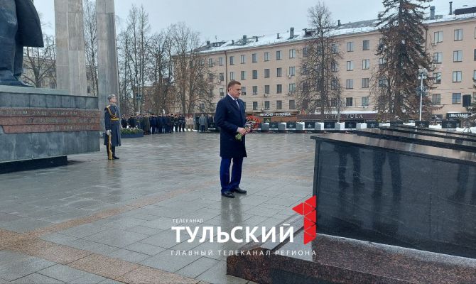 Алексей Дюмин возложил цветы к Вечному Огню на площади Победы в Туле
