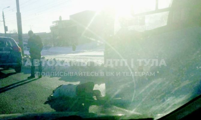 Утром на улице Металлургов в Туле 49-летняя женщина попала под автобус