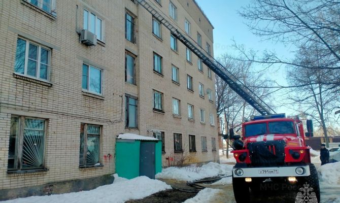 Из горящей 5-этажки в Донском эвакуировали 12 человек