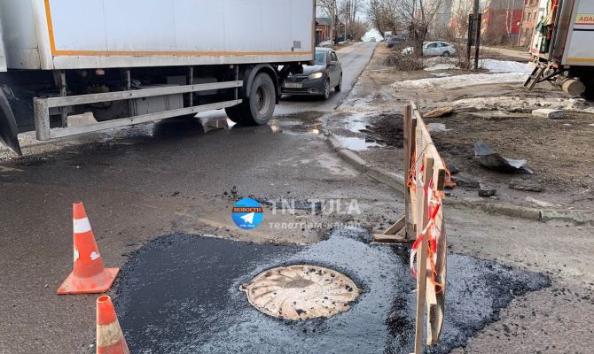 В Туле заделали дыру в асфальте, куда провалилась иномарка