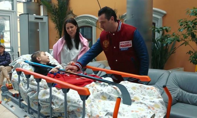 Пострадавшего в теракте в "Крокус Сити Холле" 8-летнего хоккеиста пригласили в Тулу