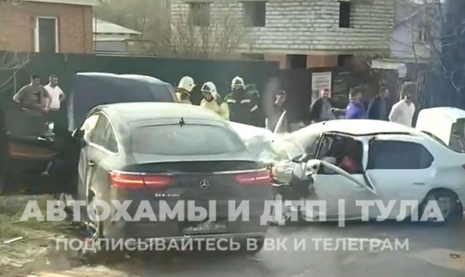 На трассе "Тула - Новомосковск" лоб в лоб столкнулись две иномарки