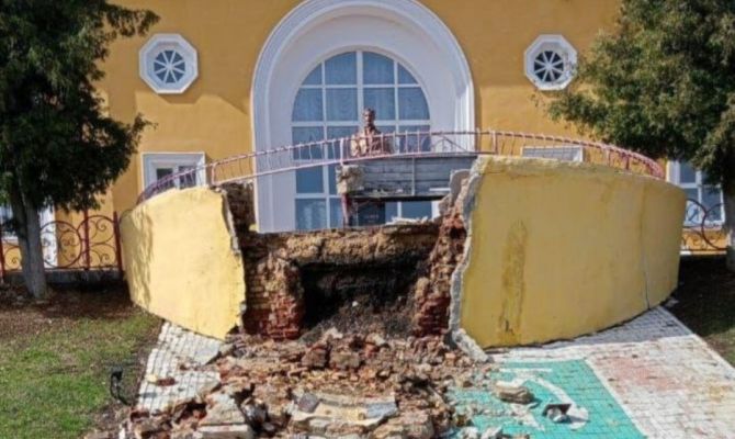 В Ефремове обрушилась часть конструкции у вокзала