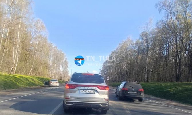 Заграничный "Фольскваген" попал в аварию на трассе М-2 "Крым" под Тулой
