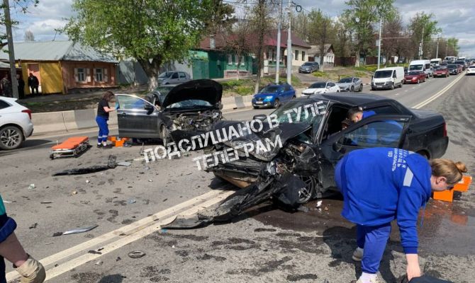 На Московском путепроводе в Туле произошло лобовое ДТП: трое госпитализированы