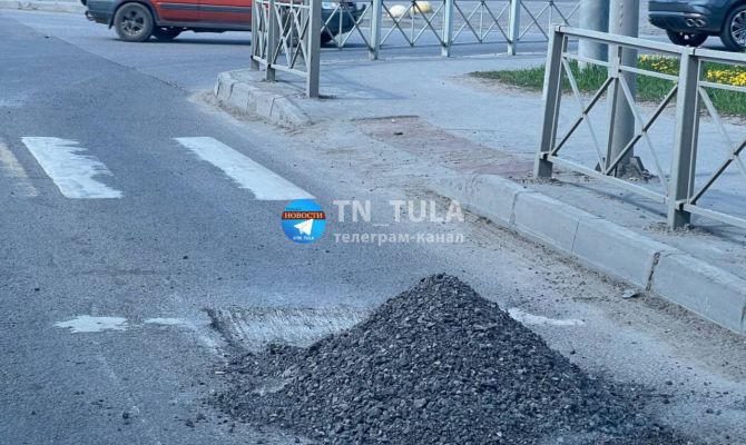 Квест для водителей: на Одоевском шоссе в Туле рассыпали асфальтовую крошку