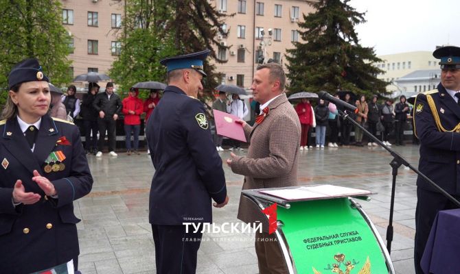 Директора "Первого Тульского" Вячеслава Терехина поздравили с днем рождения на площади Победы