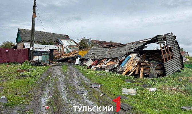Перевернутый сарай и поваленные деревья: Ефремов накрыл сильный ветер