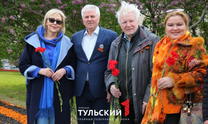 Звезды Фестиваля военного кино имени Юрия Озерова возложили цветы к Вечному Огню в Туле