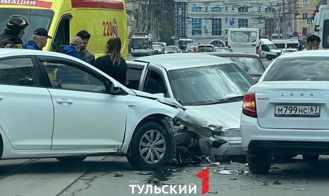 В массовом ДТП на улице Советской в Туле пострадала женщина