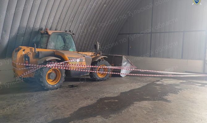 Под Плавском трактор придавил рабочего к стене