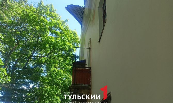 Огромный лист металла висит над прохожими на улице Станиславского в Туле