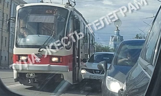 В Туле на улице Мосина произошло ДТП с трамваем