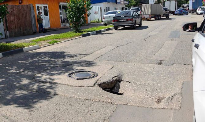 В Туле на улице Тургеневской образовался провал в дороге