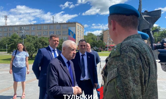 Сергей Миронов возложил цветы к вечному огню на площади Победы в Туле