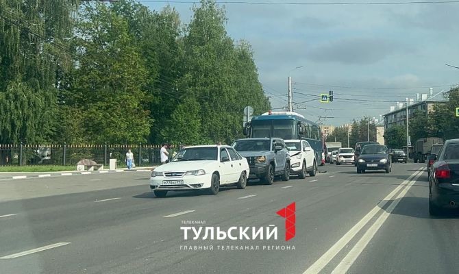 Улица Октябрьская в Туле встала в пробке из-за массового ДТП