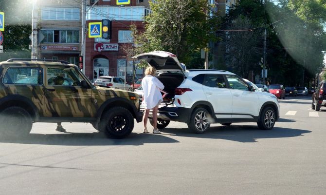 В центре Тулы камуфлированная "Нива" попала в ДТП