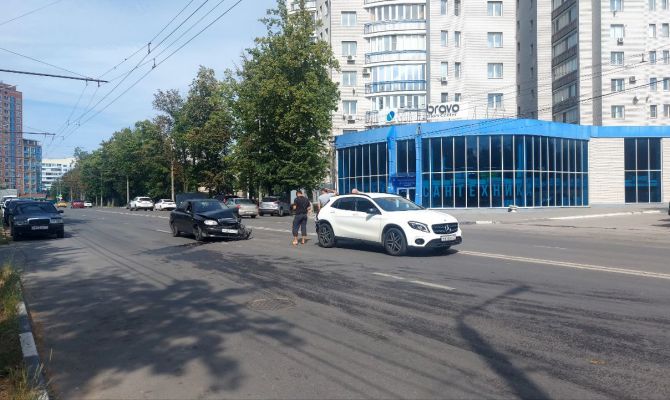 Днем 11 июля в Туле на улице Макаренко произошло серьезное ДТП