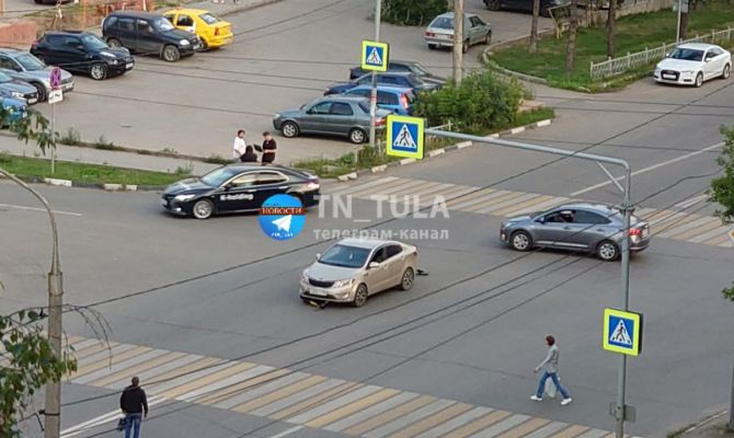 В центре Тулы на перекрестке женщина на седане чуть не сбила парня на самокате